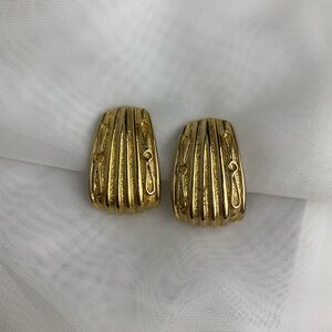 •SOLD ON DEPOP•VTG Gold Clip Ons